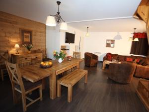 a living room with a wooden table and a couch at Appartement Valloire, 5 pièces, 10 personnes - FR-1-263-210 in Valloire