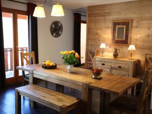 a dining room with a wooden table with fruit on it at Appartement Valloire, 5 pièces, 10 personnes - FR-1-263-210 in Valloire