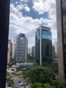 vistas a una ciudad con edificios altos en FLAT-HOTEL Faria Lima Itaim São Paulo, garagem inclusa !, en São Paulo