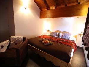 a bedroom with a bed with two stuffed animals on it at Appartement Valloire, 5 pièces, 10 personnes - FR-1-263-210 in Valloire