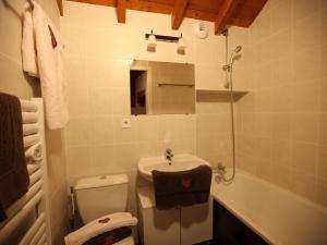 a bathroom with a sink and a toilet and a shower at Duplex 5 pièces, 10 pers, animaux acceptés, vallée de Valloire - FR-1-263-210 in Valloire