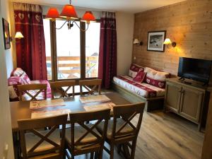 a living room with a table and chairs and a couch at Appartement Valloire, 3 pièces, 6 personnes - FR-1-263-222 in Valloire