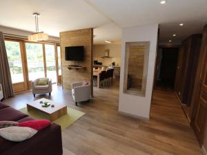 a living room with a couch and a table at Appartement Valloire, 4 pièces, 8 personnes - FR-1-263-212 in Valloire