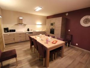 cocina y comedor con mesa y sillas en Appartement Valloire, 4 pièces, 8 personnes - FR-1-263-212, en Valloire