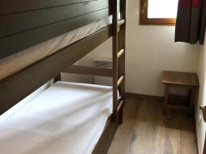 ヴァロワールにあるAppartement Valloire, 3 pièces, 6 personnes - FR-1-263-222のベッドルーム1室(二段ベッド2組、テーブル付)