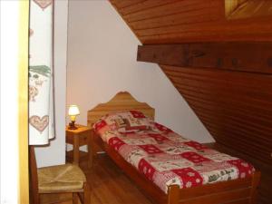ヴァロワールにあるAppartement Valloire, 2 pièces, 6 personnes - FR-1-263-318の木製の天井が特徴のベッドルーム1室(ベッド1台付)