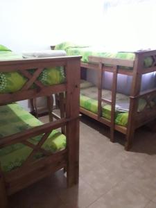 2 Etagenbetten nebeneinander in einem Zimmer in der Unterkunft Cabañas Comodoro in Mina Clavero