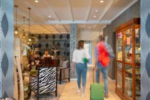 two people walking down a hallway in a store at Boutique Hotel Slenaker Vallei - Buitengewoongenieten in Slenaken