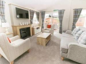 Χώρος καθιστικού στο Little Gem Lodge with Hot Tub +2 φωτογραφίες