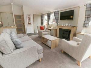 Χώρος καθιστικού στο Little Gem Lodge with Hot Tub