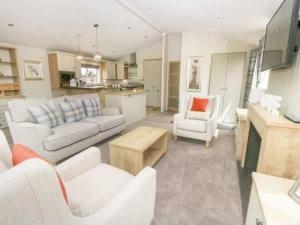 Χώρος καθιστικού στο Little Gem Lodge with Hot Tub