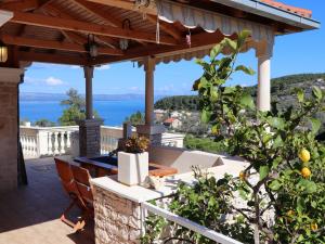 un patio con mesa y vistas al océano en Stone House Horizont, en Vela Luka