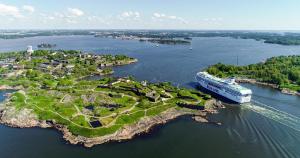 una isla con un crucero en el agua en Silja Line ferry - Helsinki 2 nights return cruise to Stockholm, en Helsinki