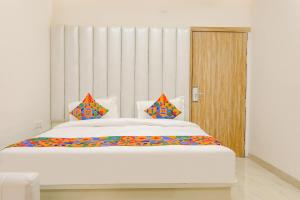 Una cama o camas en una habitación de FabHotel Impact 35 fotos más