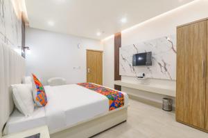 Una televisión o centro de entretenimiento en FabHotel Impact