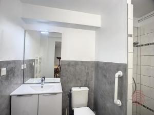 Kylpyhuone majoituspaikassa Studio Lamalou-les-Bains, 1 pièce, 2 personnes - FR-1-451-46