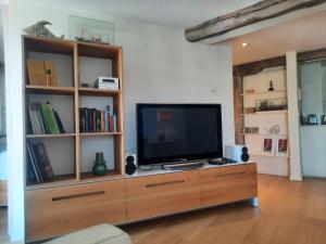 Televízia a/alebo spoločenská miestnosť v ubytovaní KAI GANE Excepcional apartamento puerto viejo de Bermeo