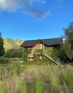 una casa con un panel solar a un lado. en El Remanso Del Quilquihue en Lolog