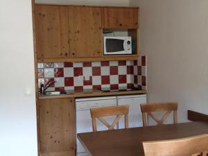 a small kitchen with a sink and a microwave at Appartement Valloire, 2 pièces, 4 personnes - FR-1-263-472 in Valloire