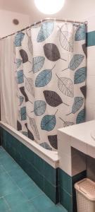 baño con cortina de ducha con hojas en Capodimonte 39A, en Ancona