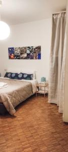 1 dormitorio con 1 cama y suelo de madera en Capodimonte 39A, en Ancona