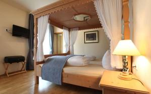 A bed or beds in a room at Goldener Adler