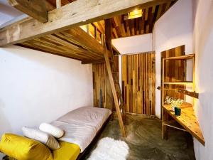 Cama en habitación con techo de madera en 2 Bedrooms Artist House - The 2nd Home en Dalat