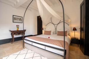 Säng eller sängar i ett rum på Riad & Spa Azzouz