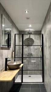 bagno con lavandino e doccia in vetro di Hotel Heerlijkheid Bergen a Bergen
