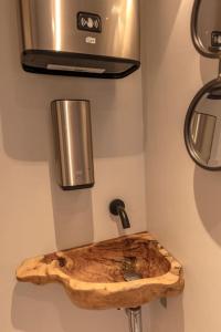 y baño con lavabo de madera con adornos. en Boutique style ship 10 double cabins, en Monnickendam