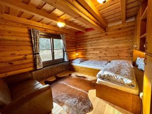 um quarto com duas camas num chalé de madeira em Luxusní srub na Lipně em Lipno nad Vltavou