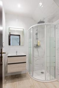 W łazience znajduje się prysznic, umywalka i lustro. w obiekcie ALTIDO Cosy studio wtih parking and garden 