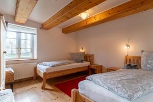1 Schlafzimmer mit 2 Betten und einem Fenster in der Unterkunft Fischerhütte in Westerhever