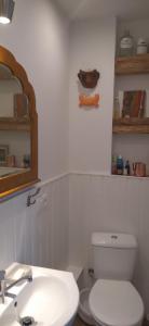 Łazienka z białą toaletą i umywalką w obiekcie Klimatyczne mieszkanie w Nowym Porcie w Gdańsku