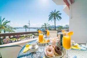ポルト・ダルクディアにあるIdeal Property Mallorca - Mimosaのテーブル(2皿分の食べ物とオレンジジュース付)