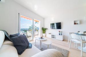 a living room with a couch and a table at Ideal Property Mallorca - Mimosa in Port d'Alcudia