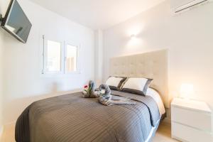 A bed or beds in a room at Ideal Property Mallorca - Mimosa