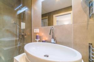A bathroom at Ideal Property Mallorca - Mimosa