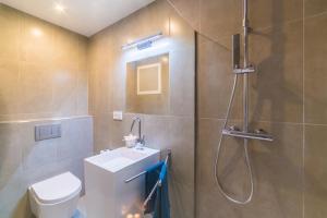 A bathroom at Ideal Property Mallorca - Mimosa
