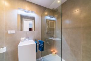 A bathroom at Ideal Property Mallorca - Mimosa Még 21 kép