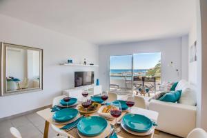 een woonkamer met een tafel met wijnglazen bij Ideal Property Mallorca - Enjoy in Port d'Alcudia