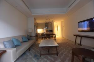 TV a/nebo společenská místnost v ubytování Address Beach Fujairah sharm