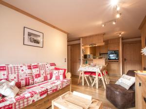Televízia a/alebo spoločenská miestnosť v ubytovaní Appartement 3 étoiles proche des pistes à Chamonix avec parking - FR-1-343-163