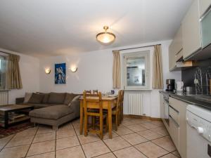 Kuchyňa alebo kuchynka v ubytovaní Charmant duplex au cœur de Chamonix avec terrasse, wifi et parking - FR-1-343-183