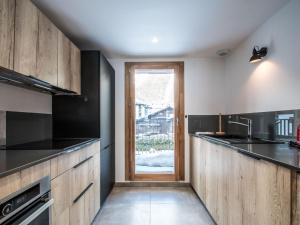 Kuchyňa alebo kuchynka v ubytovaní Appartement duplex au centre de Chamonix avec WiFi et parking - FR-1-343-189