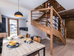 Fotografia z galérie ubytovania Appartement duplex au centre de Chamonix avec WiFi et parking - FR-1-343-189 v destinácii Chamonix-Mont-Blanc