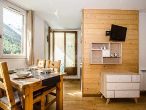 Zdjęcie z galerii obiektu Appartement 4 pers. avec balcon face à l'Aiguille du Midi, Chamonix, parking & services inclus - FR-1-343-210 w Chamonix-Mont-Blanc