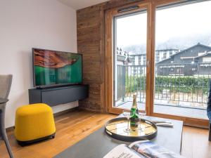 Televízia a/alebo spoločenská miestnosť v ubytovaní Appartement neuf et équipé au centre de Chamonix - FR-1-343-220