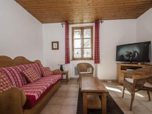Televízia a/alebo spoločenská miestnosť v ubytovaní Appartement central à Chamonix avec WiFi et animaux acceptés - FR-1-343-216