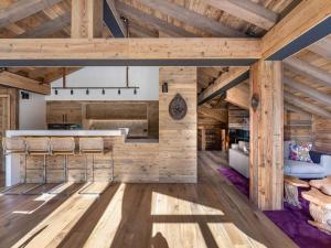 Dapur atau dapur kecil di Penthouse chic au cœur de Courchevel, près des pistes, avec WiFi et parking - FR-1-562-69 +4 gambar